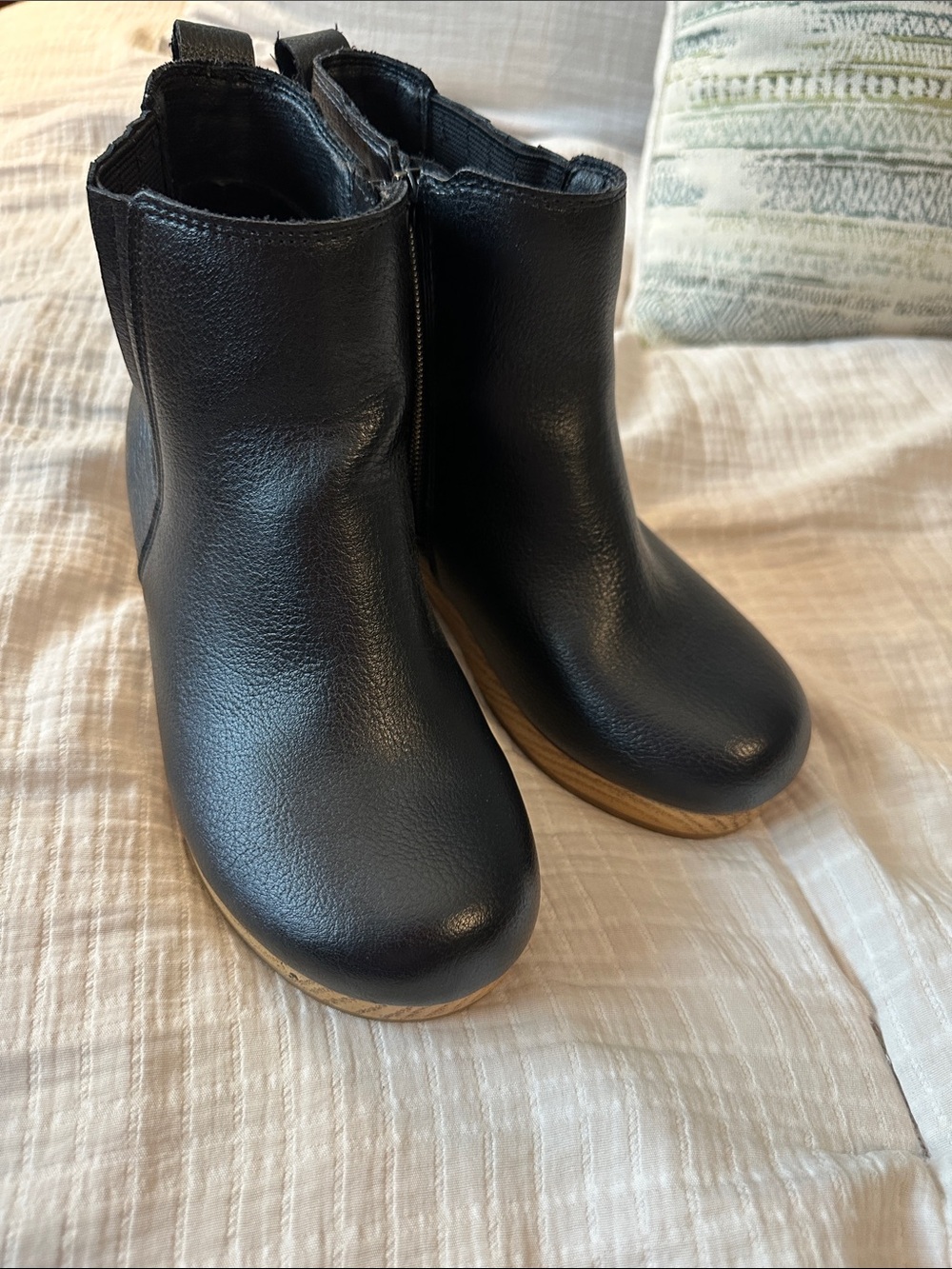 Universal Thread Black Ankle Heeled Boots